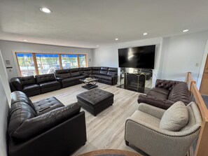 Smart TV, fireplace, video games, books - Large Custom Home with firetable, river access, Smart TV's, yard games and more (Rockford)