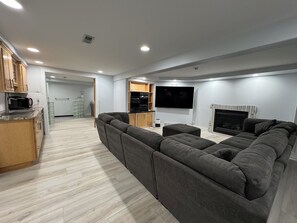 Smart TV, chimenea, videojuegos, libros