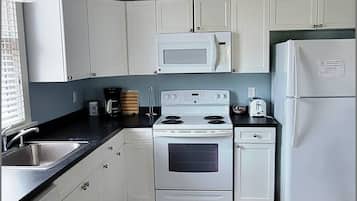 Geladeira, micro-ondas, fogão, cooktop