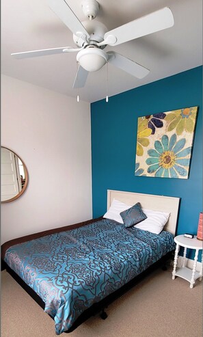 2 chambres, coffres-forts dans les chambres, fer et planche à repasser