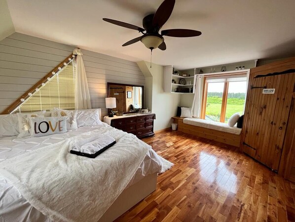 3 chambres, bureau, fer et planche à repasser, lit de bébé portatif