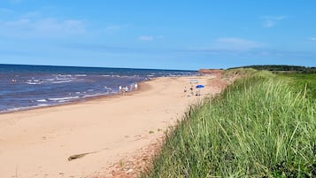 Vlak bij het strand, ligstoelen aan het strand, strandlakens