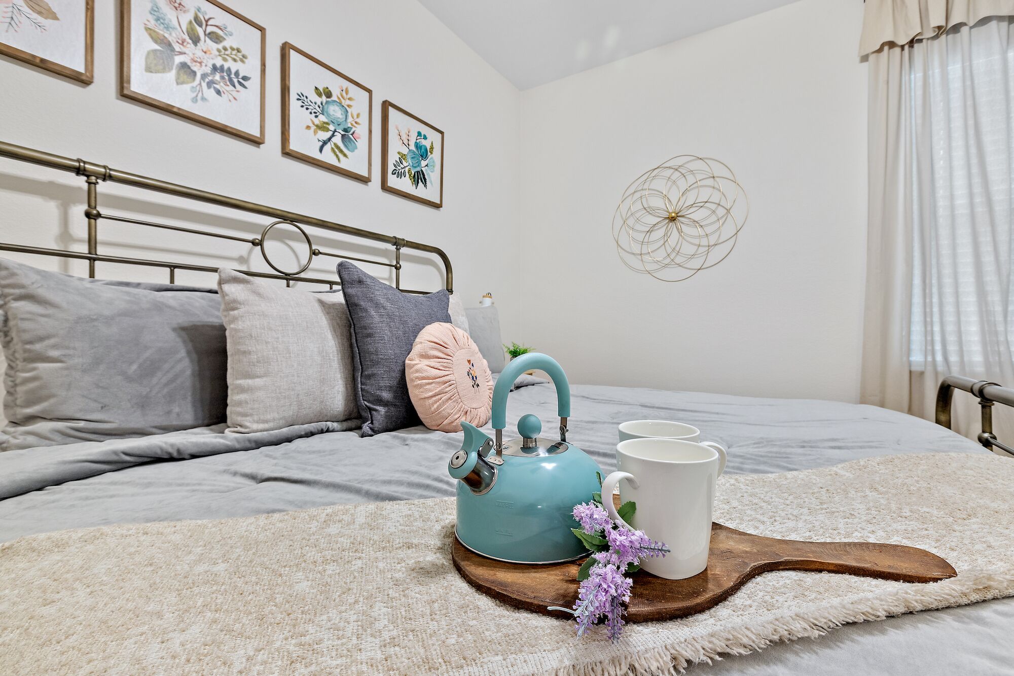 Minutes from downtown Fredericksburg! Sleeps 6, All bedrooms have King Beds