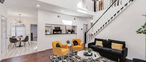 Televisión, chimenea y oficina