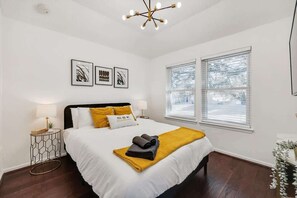 4 عدّة غرف نوم ومكتب ومكواة/لوح كي وواي فاي