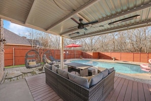 Terrace/patio - Glamorous 4BR/2.5B Home with Pool, Game Room & Fire Pit (Mesquite)