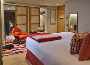 Kamar Double Deluks | Seprai premium, selimut bulu angsa, isi minibar gratis, dan brankas