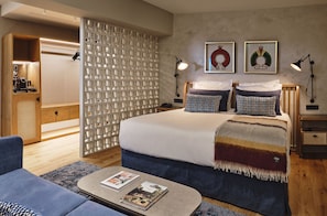 Habitación doble romántica | Ropa de cama de alta calidad, edredón y artículos del minibar gratis