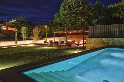Una piscina al aire libre de temporada