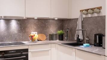 Kühlschrank, Mikrowelle, Herdplatte, Geschirrspüler