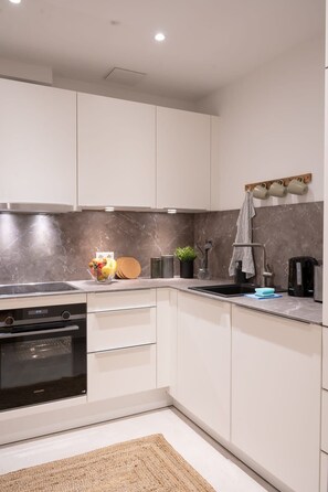 Kühlschrank, Mikrowelle, Herdplatte, Geschirrspüler