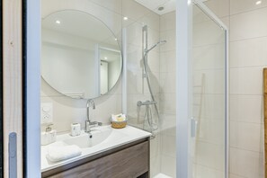 Secador de cabelo, toalhas de banho