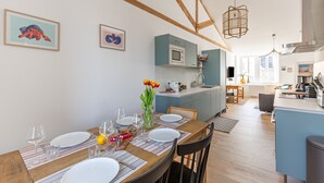 Una cocina moderna con armarios azules y techo de madera.