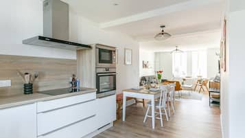 Een koelkast, een microgolfoven, een oven, een vaatwasser