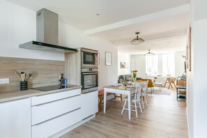 Kühlschrank, Mikrowelle, Ofen, Geschirrspüler