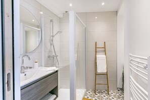 Secador de cabelo, toalhas de banho