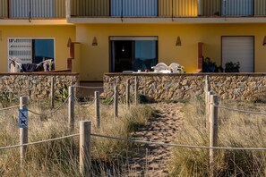 Outdoor dining - Apartment in Pals with direct access to the beach (Pals)