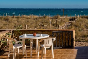 Outdoor dining - Apartment in Pals with direct access to the beach (Pals)