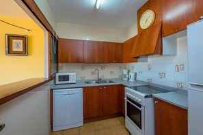 Kühlschrank, Mikrowelle, Ofen, Geschirrspüler