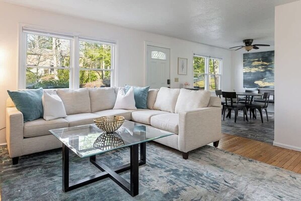 Tv, eldstad och kontor