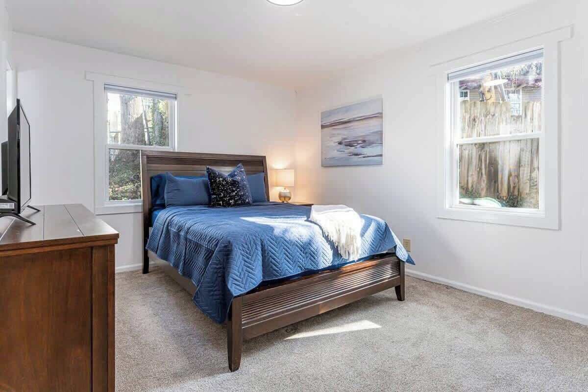 4 bedrooms, iron/ironing board, WiFi, bed sheets