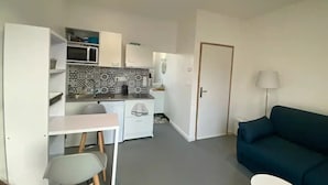 A compact living space with a kitchenette, a dining area, and a seating area. - #Casamara 1 2-bed apartment | Netflix (Amiens)