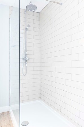 Baignoire, séchoir à cheveux, serviettes fournies