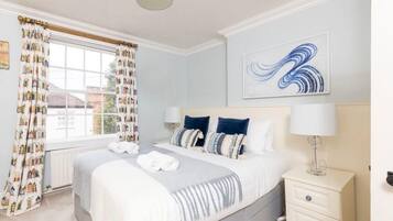 4 bedrooms, iron/ironing board, WiFi, bed sheets