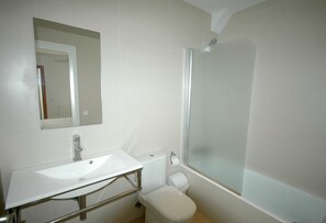 Combinazione doccia/vasca, asciugacapelli, bidet, sapone