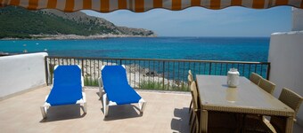 Beautiful family apartment right by the sea in Cala Agulla