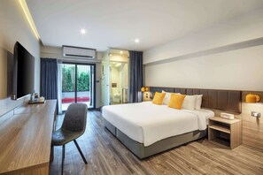 Deluxe Room, 1 King Bed, Non Smoking, Poolside | Pool | Outdoor pool