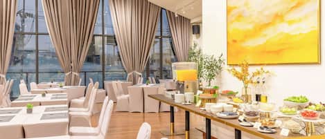 Petit déjeuner buffet (200 THB par personne)