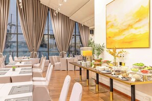 Frokostbuffé hver dag (THB 200 per person)