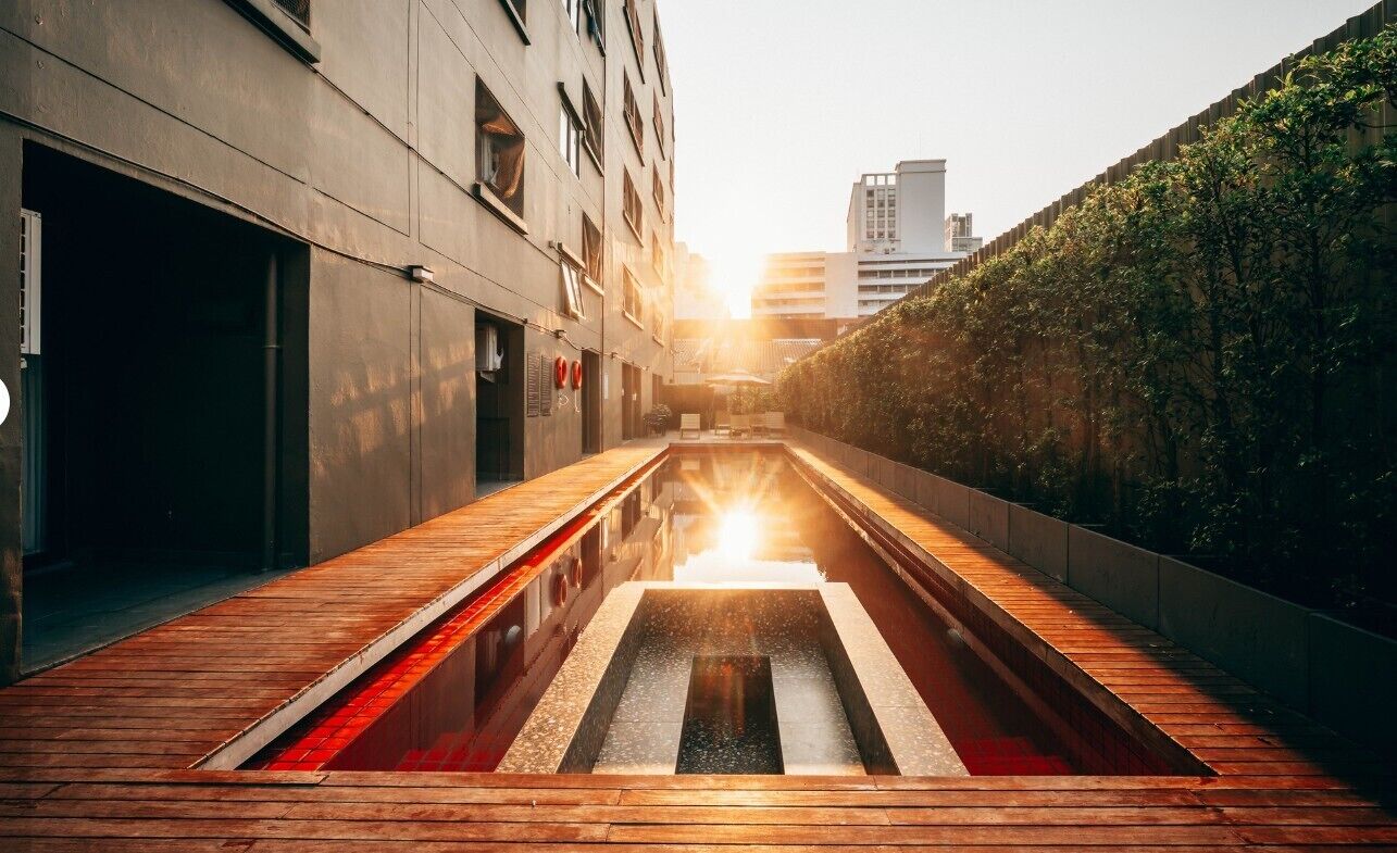 สระว่ายน้ำกลางแจ้ง