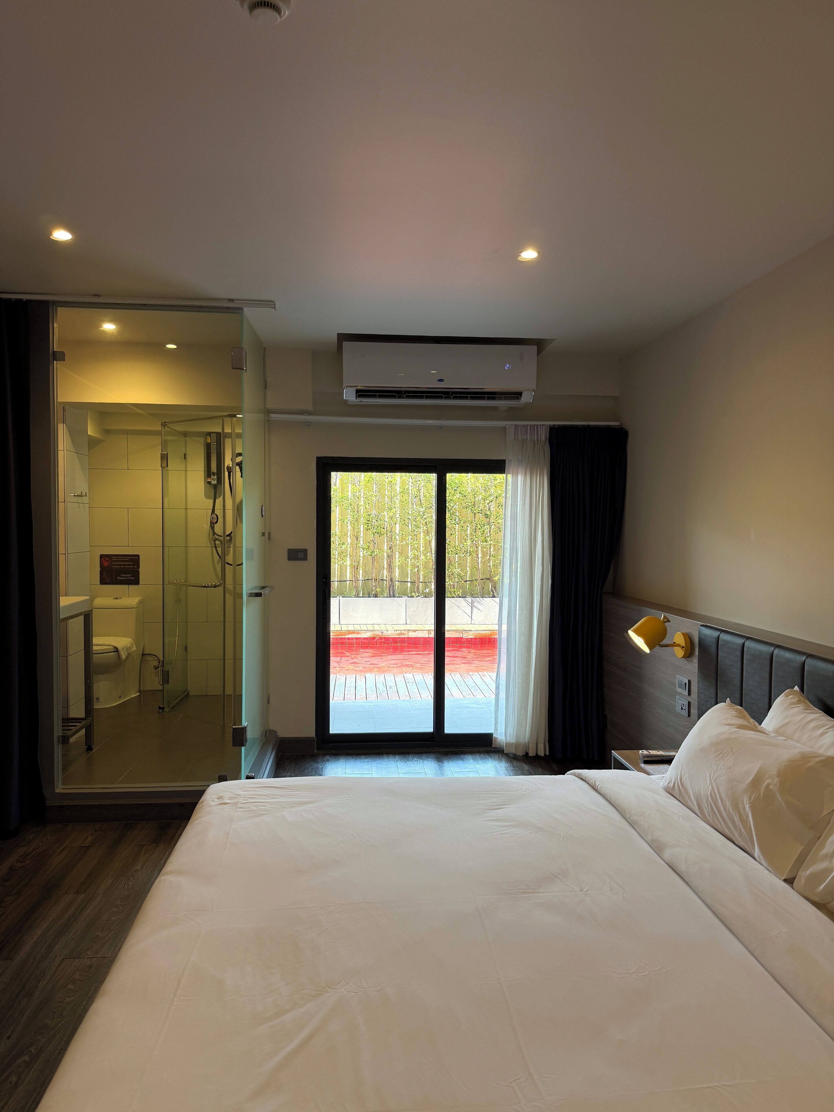 ห้องดีลักซ์, เตียงคิงไซส์ 1 เตียง, ปลอดบุหรี่, ริมสระว่ายน้ำ | ตู้นิรภัยในห้องพัก, โต๊ะทำงาน, ผ้าม่านกันแสง, Wi-Fi ฟรี