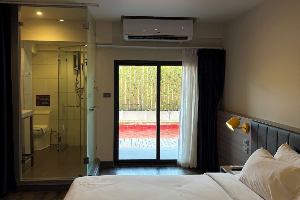 Deluxe Room, 1 King Bed, Non Smoking, Poolside | In-room safe, desk, blackout drapes, free WiFi