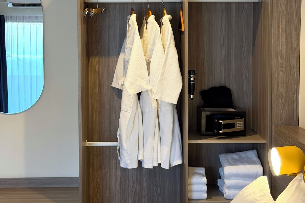 Deluxe Room, 1 King Bed, Non Smoking | In-room safe, desk, blackout drapes, free WiFi