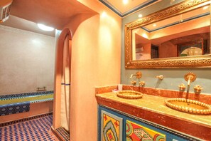 Baignoire, sĂšche-cheveux, serviettes fournies, savon