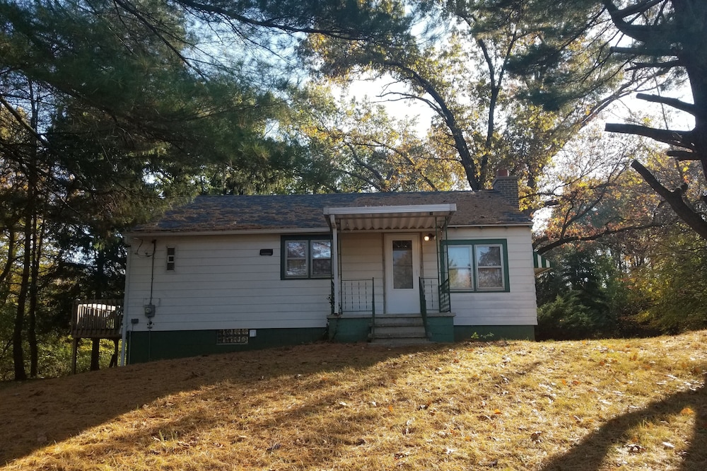 Cozy 2 bedroom cottage with fireplace