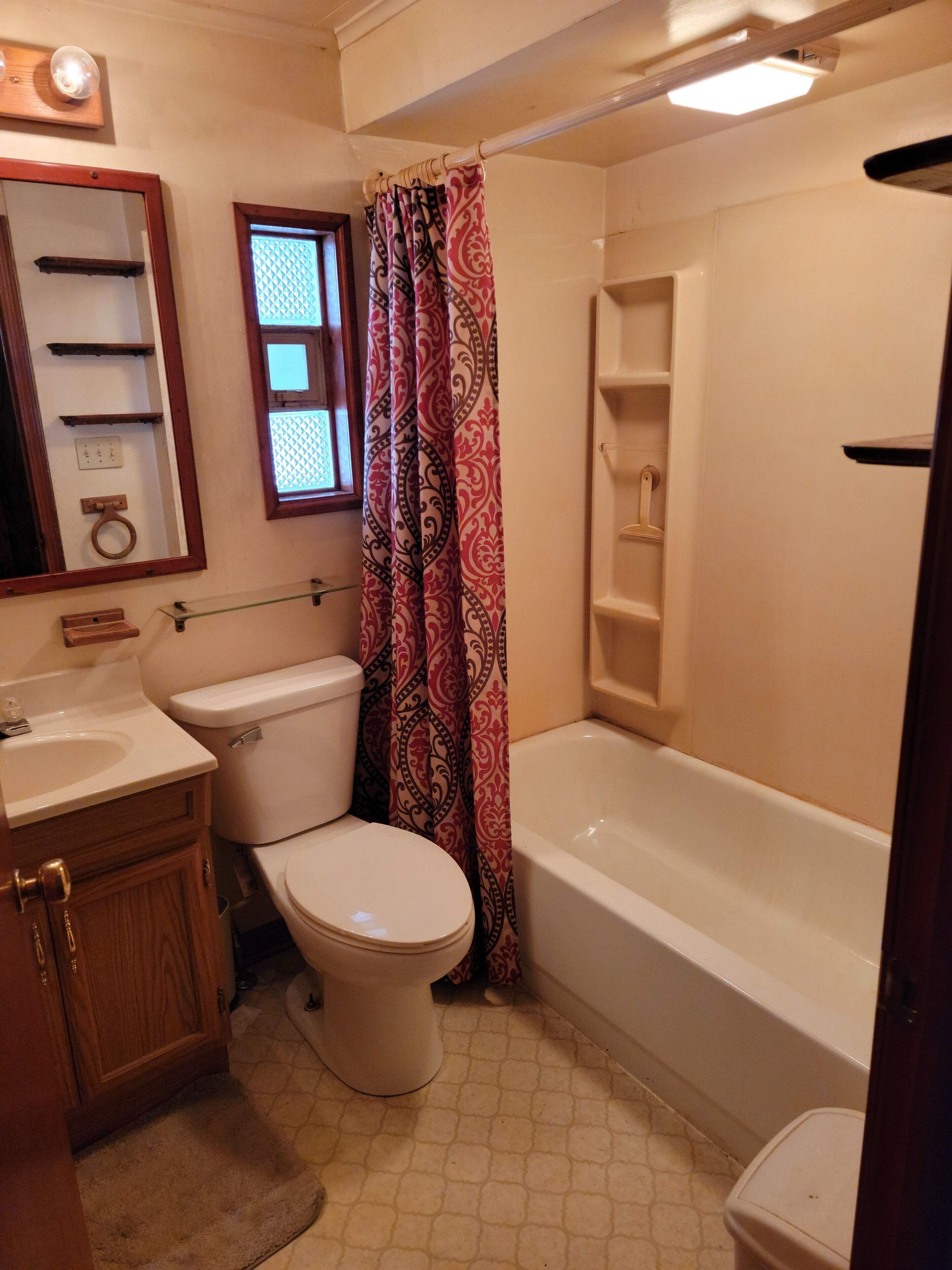 Cozy 2 bedroom cottage with fireplace