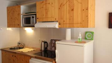 Réfrigérateur, micro-ondes, lave-vaisselle, cafetiÚre/bouilloire