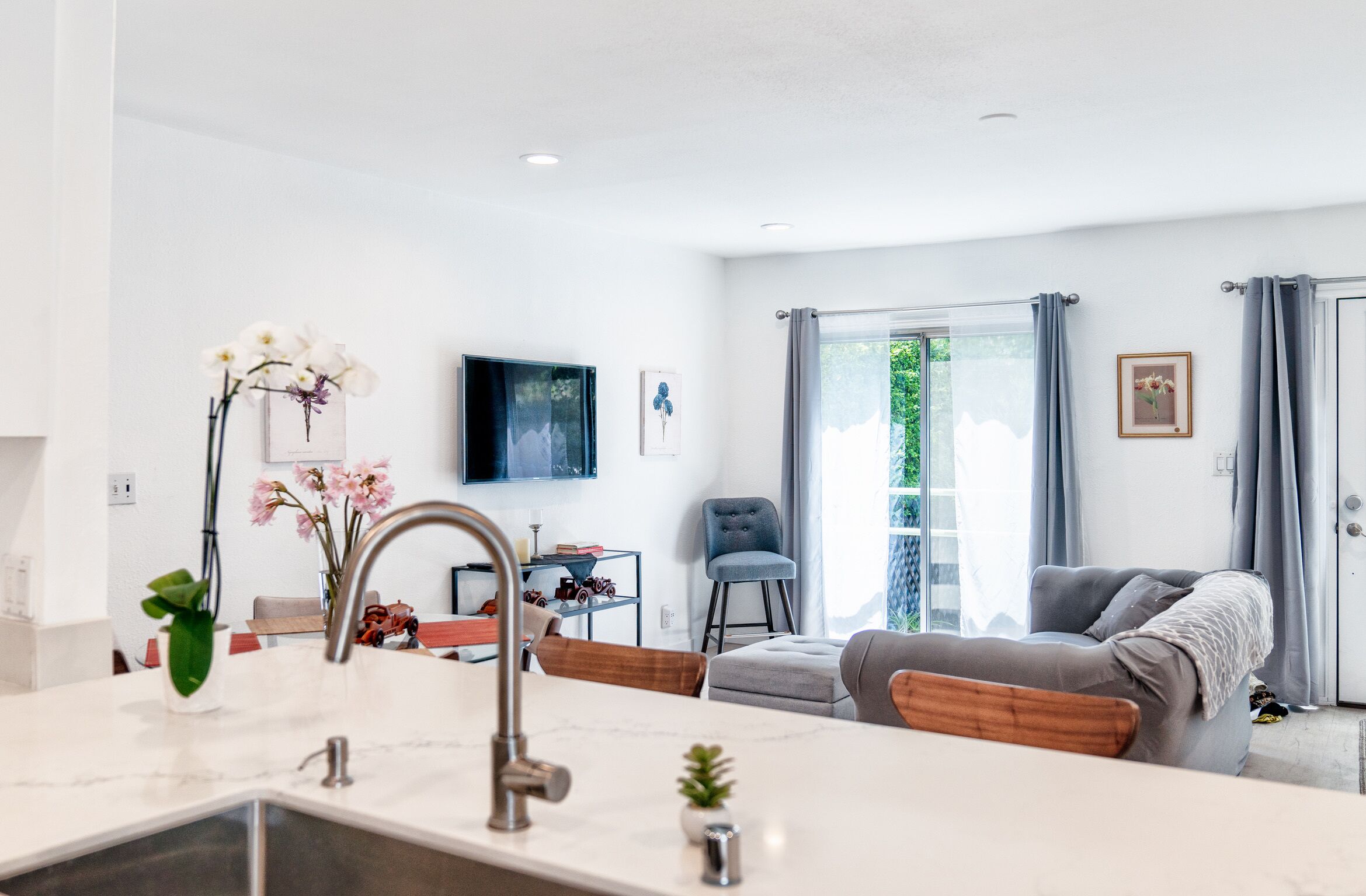 31 day min, 2 bedroom, 2 bath House in Hollywood + yard.