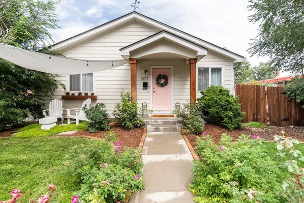 Exterior - NEW! Cozy and bright 3-bedroom getaway (Minutes from downtown) (Denver)
