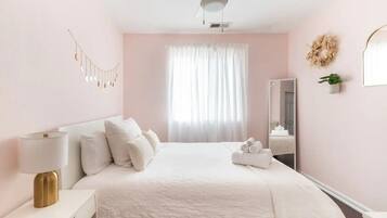 3 bedrooms, desk, WiFi