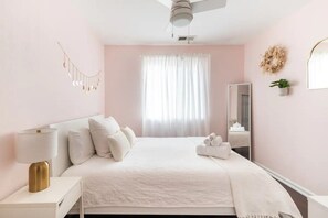 3 bedrooms, desk, WiFi - NEW! Cozy and bright 3-bedroom getaway (Minutes from downtown) (Denver)