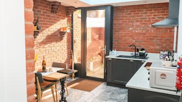 Cottage | Private kitchen | Fridge, electric kettle, toaster, cookware/dishes/utensils