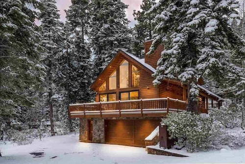 Serene Woodland Lodge in Carnelian Bay - Hot Tub