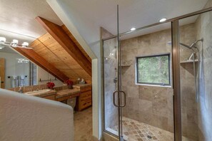 Combined shower/tub, hair dryer, towels