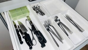 Eine Küchenschublade mit ordentlich in Fächern angeordnetem Besteck.