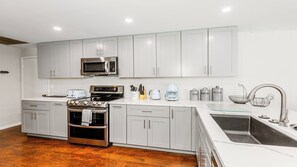 Refrigerador, microondas, horno y parrilla de estufa 